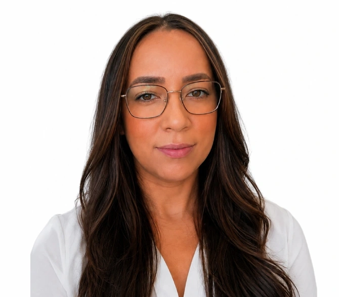 Rosa apresentando suplemento natural recomendado pela Mulher Plena para bem-estar e rotina saudável